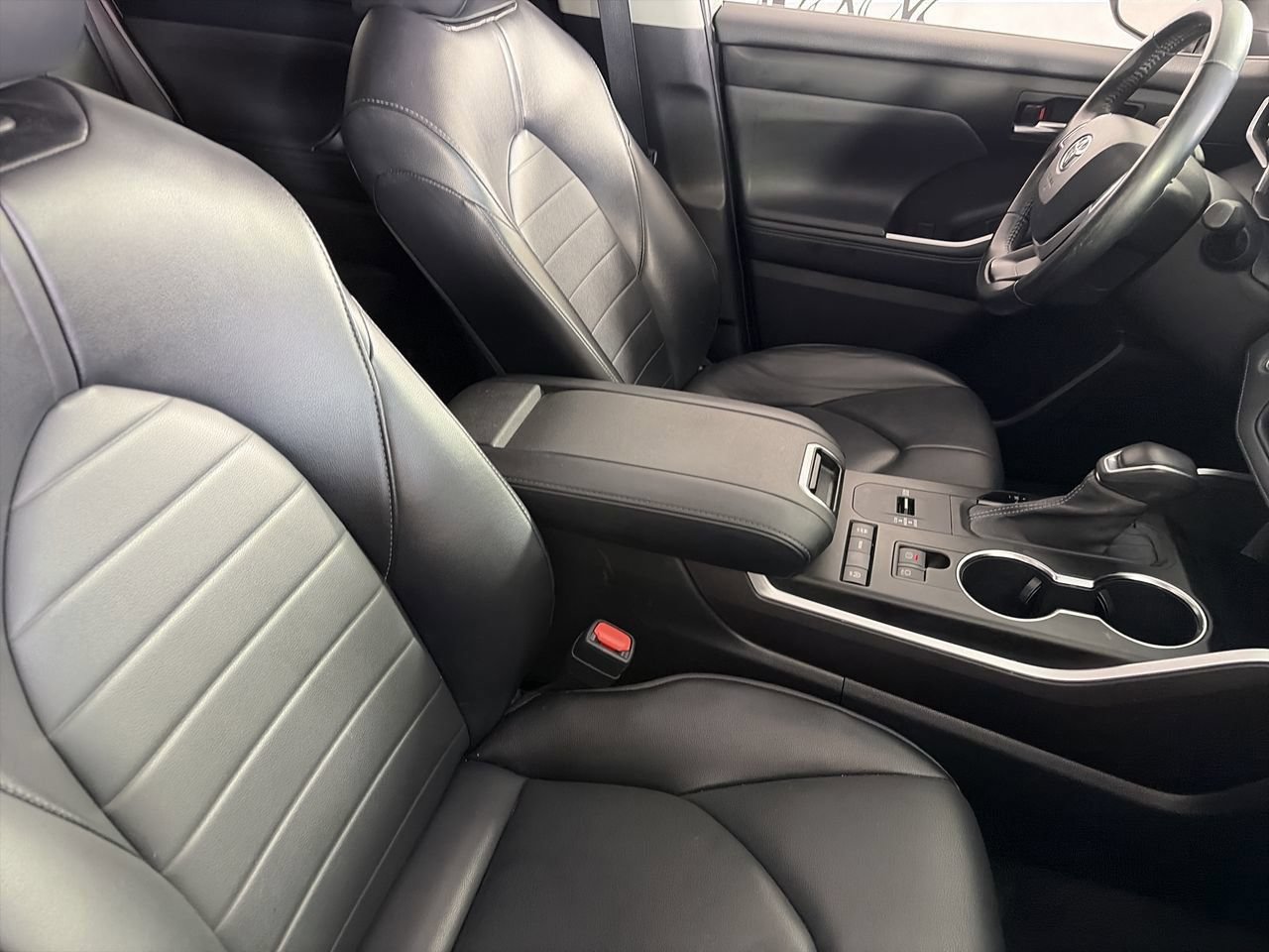 Used 2022 Toyota Highlander XLE FWD image 25