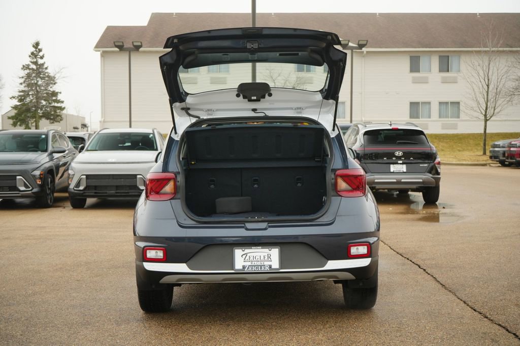 Certified 2023 Hyundai Venue Limited w/ Cargo Package image 11