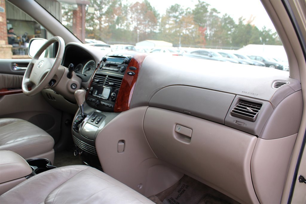Used 2005 Toyota Sienna XLE image 17