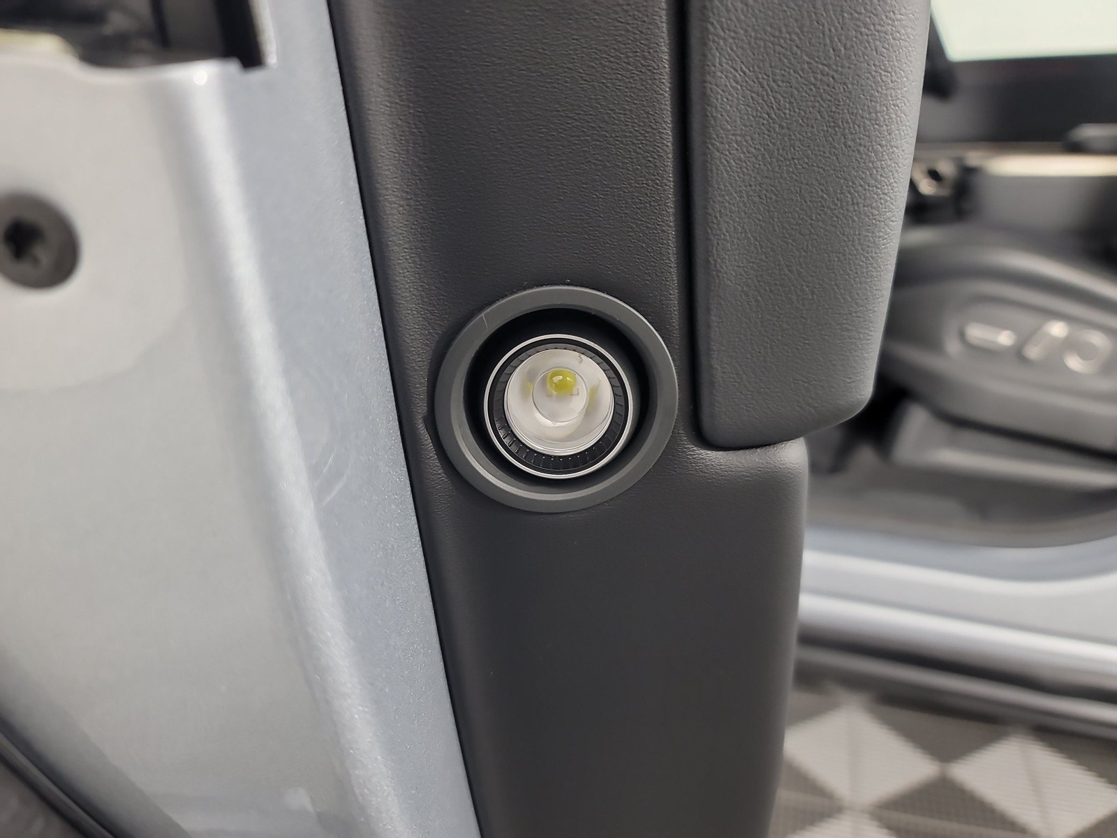 Used 2024 Rivian R1S Adventure AWD/4WD image 32