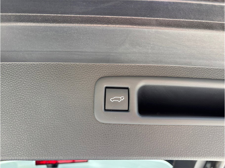 Used 2020 Toyota Highlander XLE FWD image 47