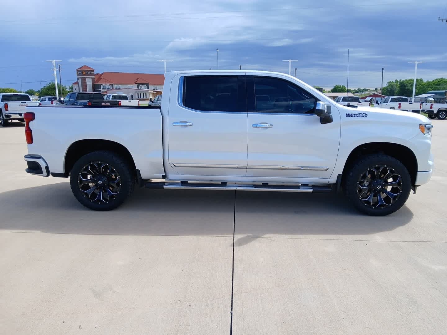 Used 2023 Chevrolet Silverado 1500 High Country w/ High Country Premium Package AWD/4WD image 10