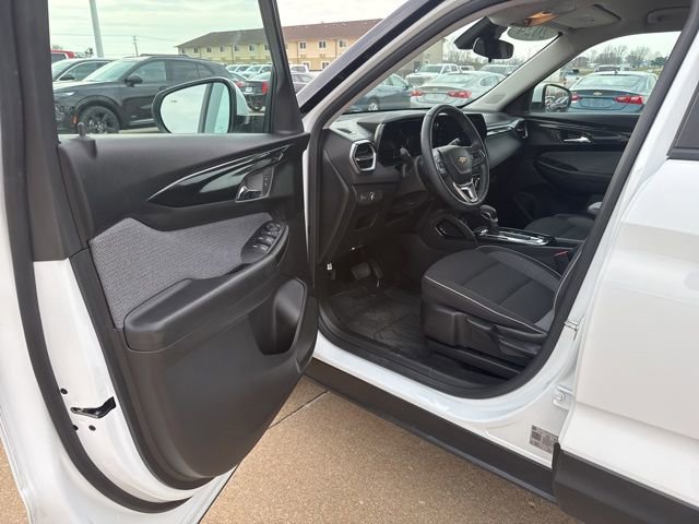 Used 2024 Chevrolet TrailBlazer LT w/ LT Cold Weather Package FWD image 9