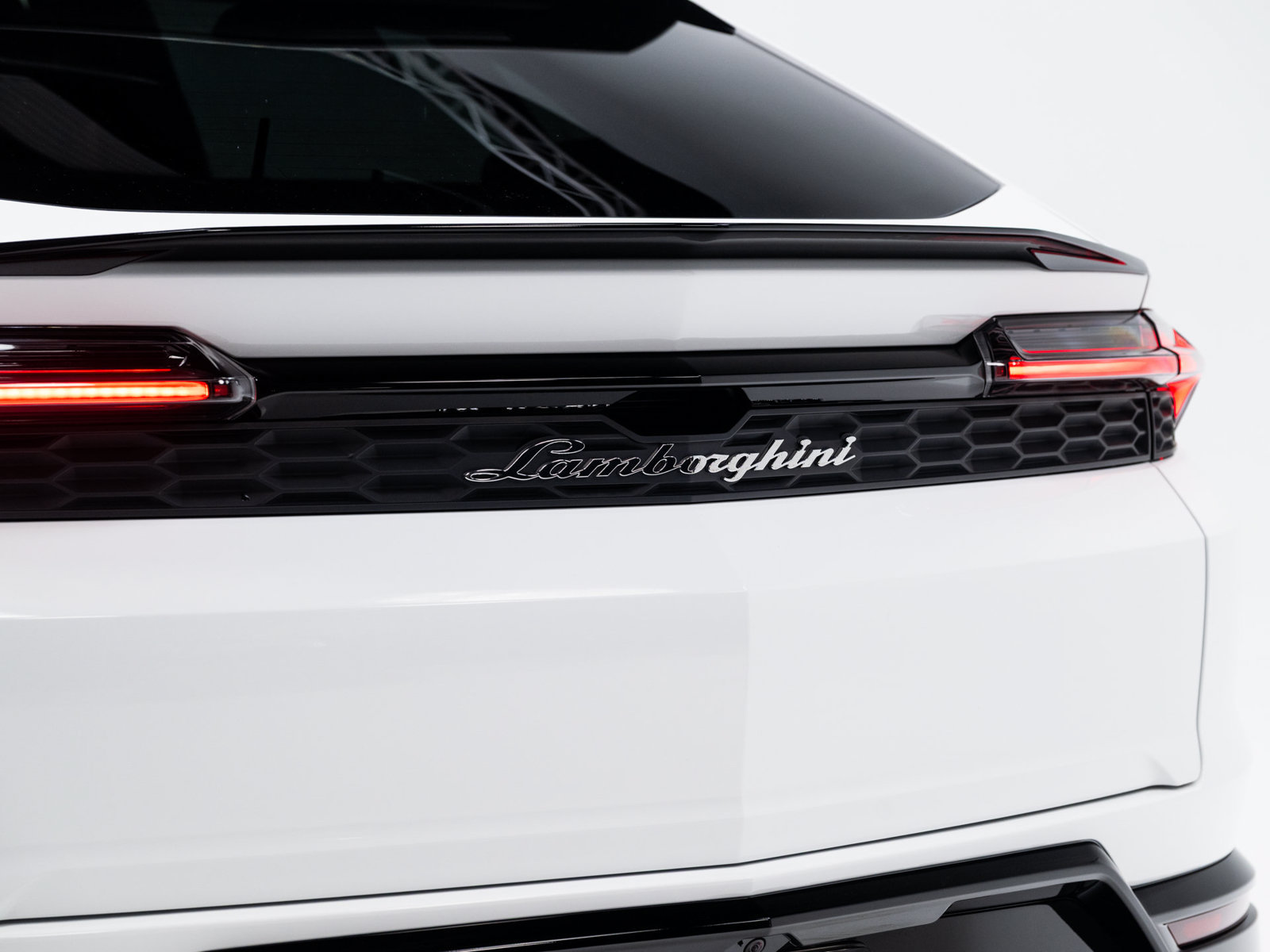 Used 2025 Lamborghini Urus SE AWD/4WD image 27