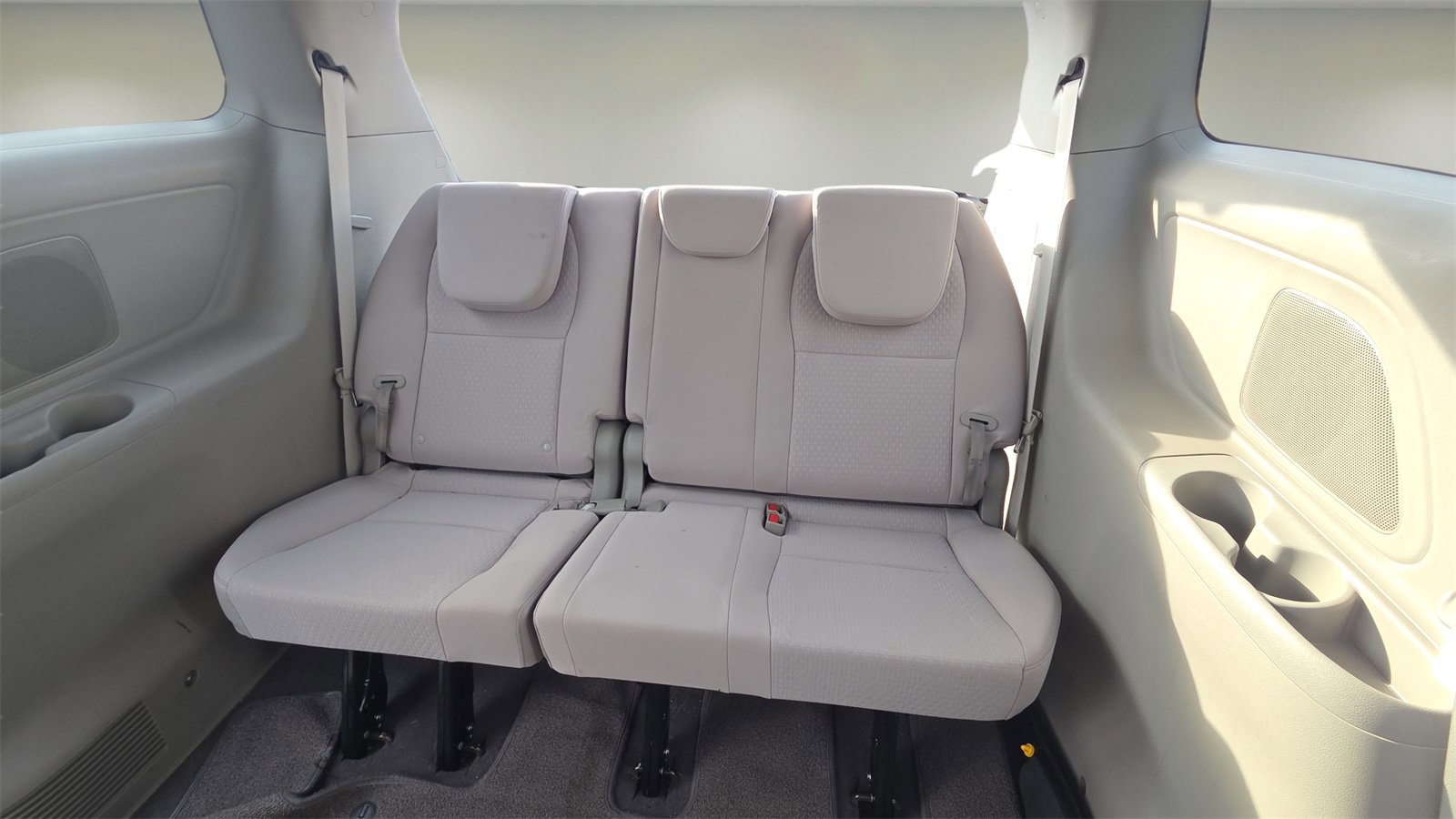 Used 2018 Kia Sedona L image 13