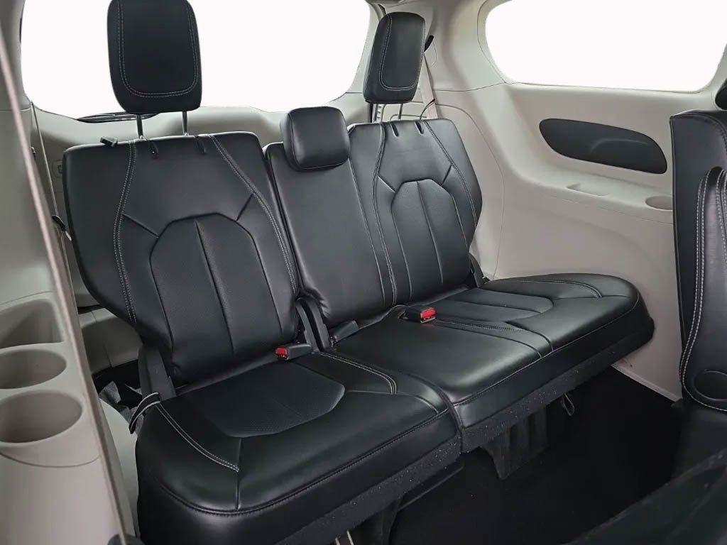 Used 2024 Chrysler Pacifica Select FWD image 16