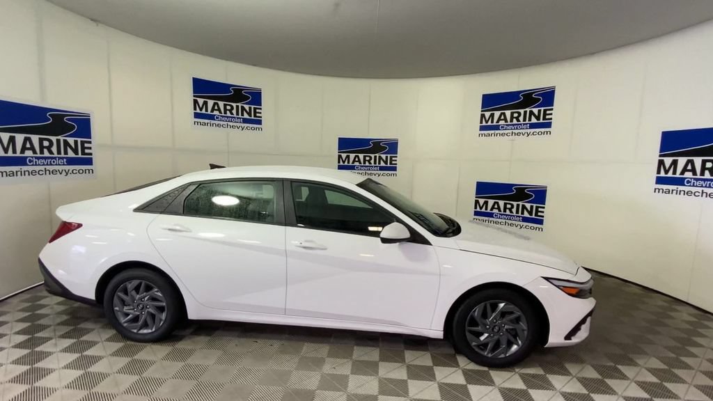 Used 2024 Hyundai Elantra Blue FWD image 3