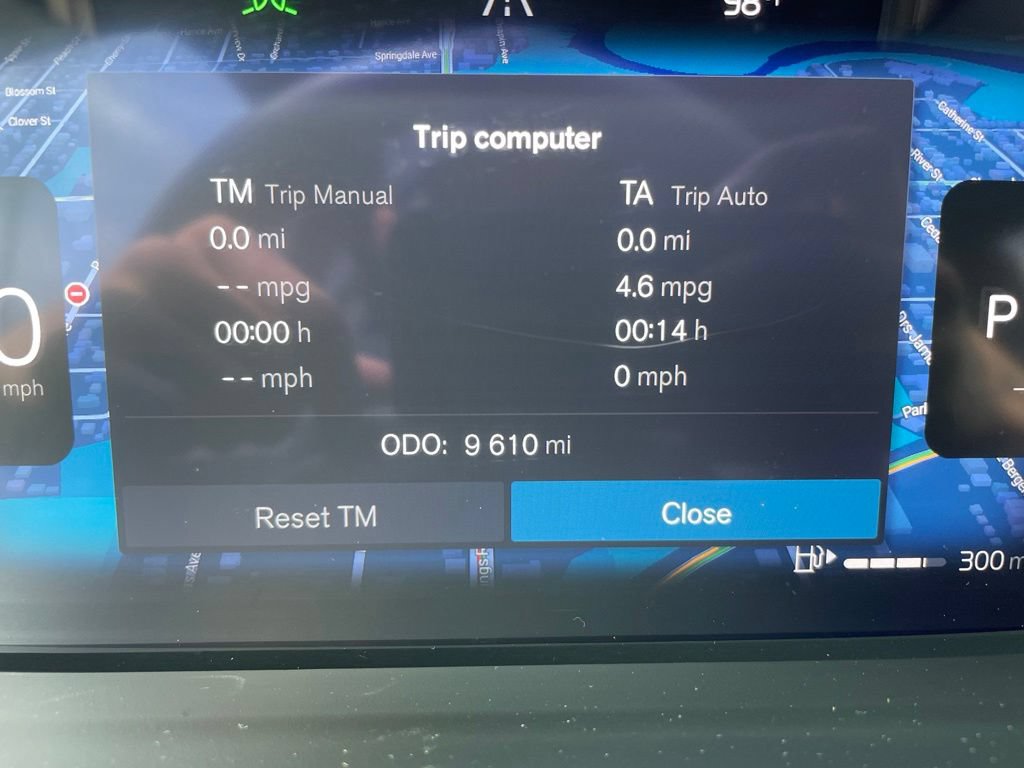 Certified 2025 Volvo XC40 B5 Plus AWD/4WD image 24