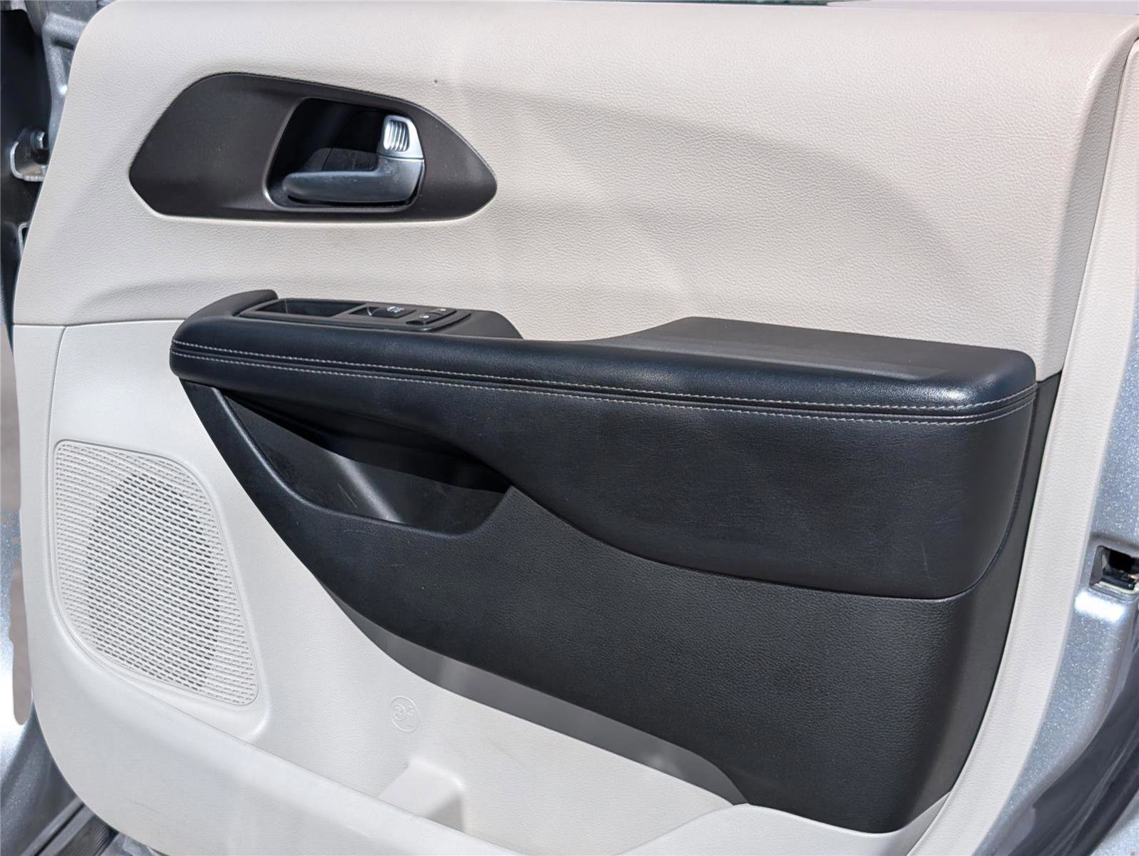 Used 2018 Chrysler Pacifica Limited image 38