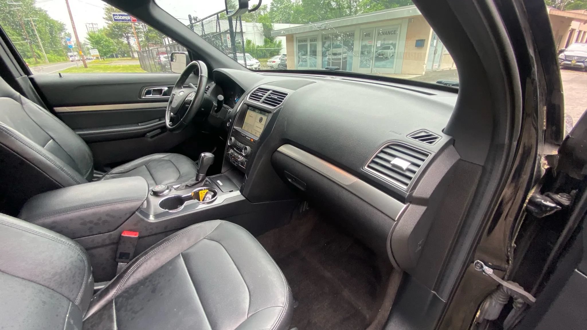 Used 2018 Ford Explorer XLT w/ Equipment Group 202A AWD/4WD image 13