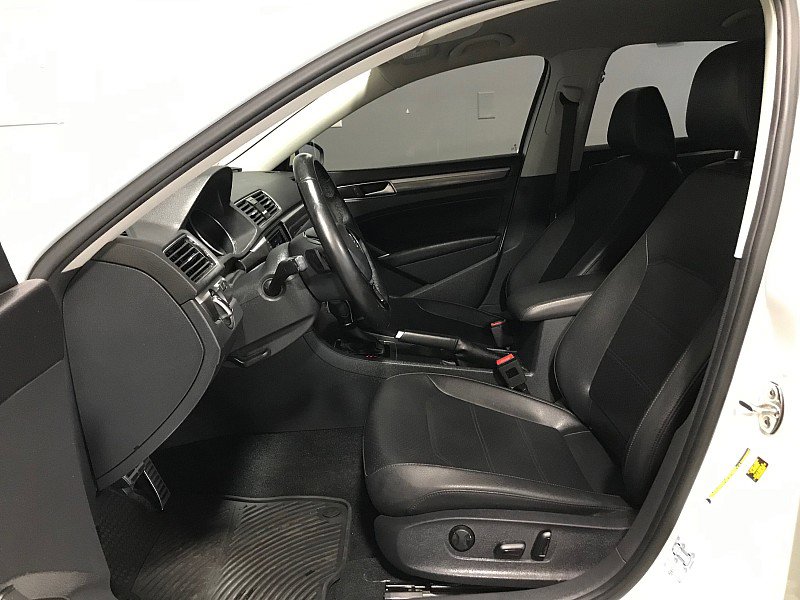 Used 2018 Volkswagen Passat 2.0T R-Line image 11