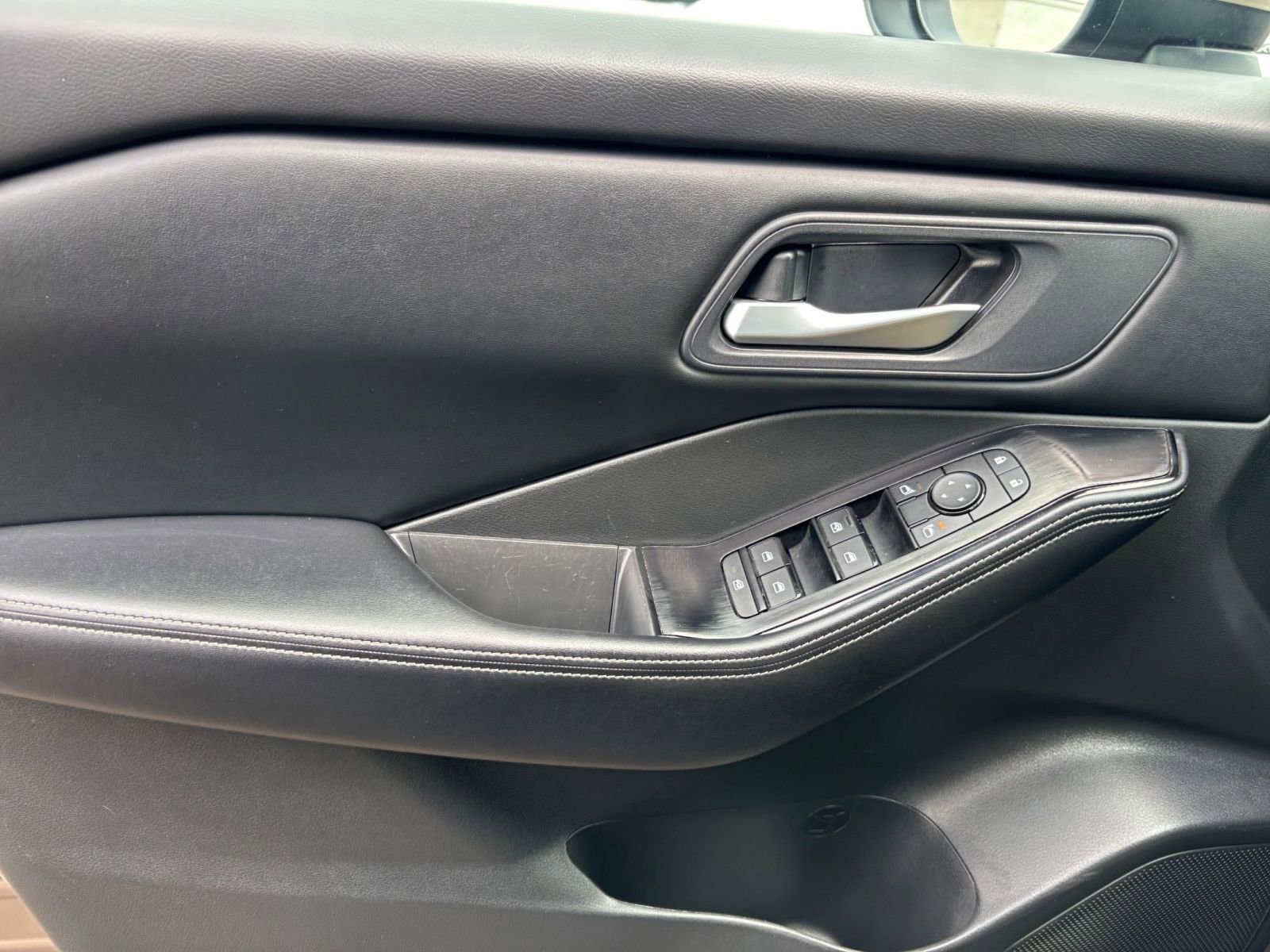 Used 2025 Nissan Rogue SV AWD/4WD image 18