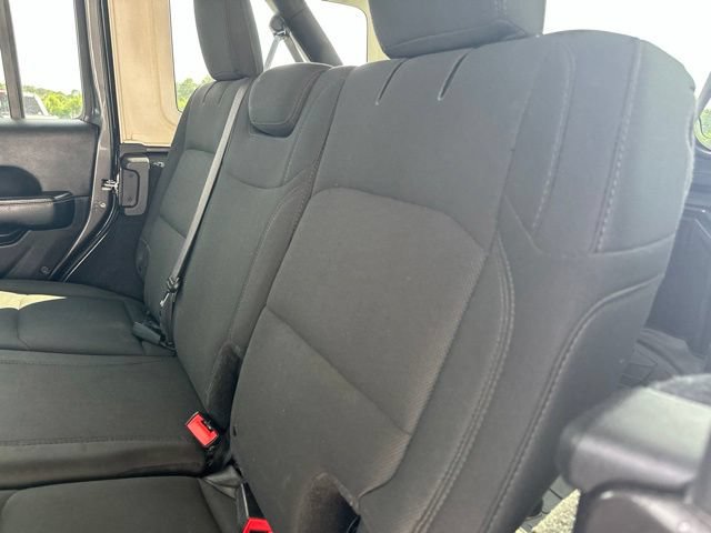 Used 2018 Jeep Wrangler Unlimited Sahara AWD/4WD image 17