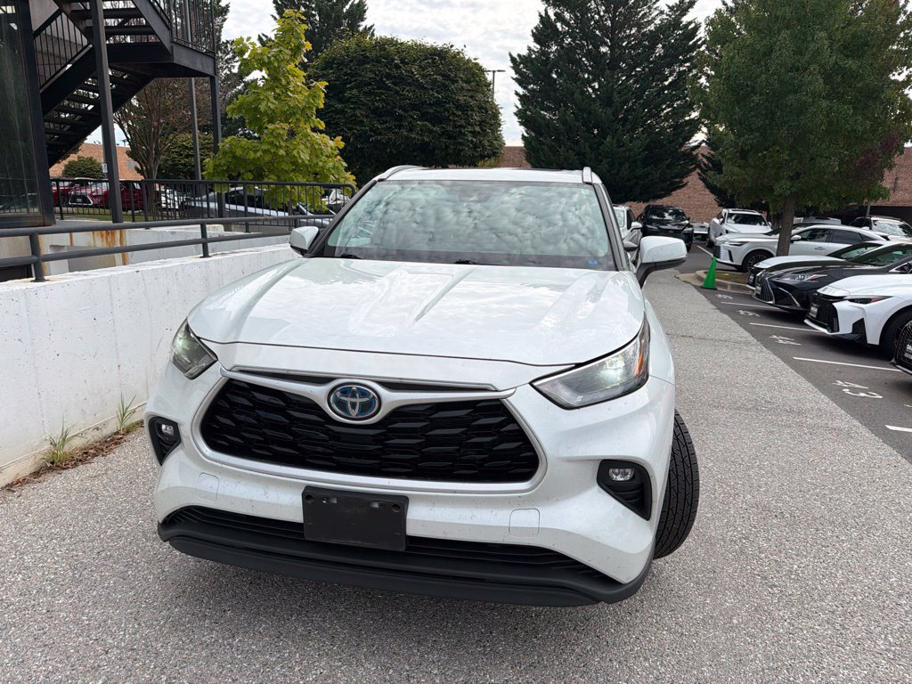 Used 2022 Toyota Highlander XLE AWD/4WD image 2