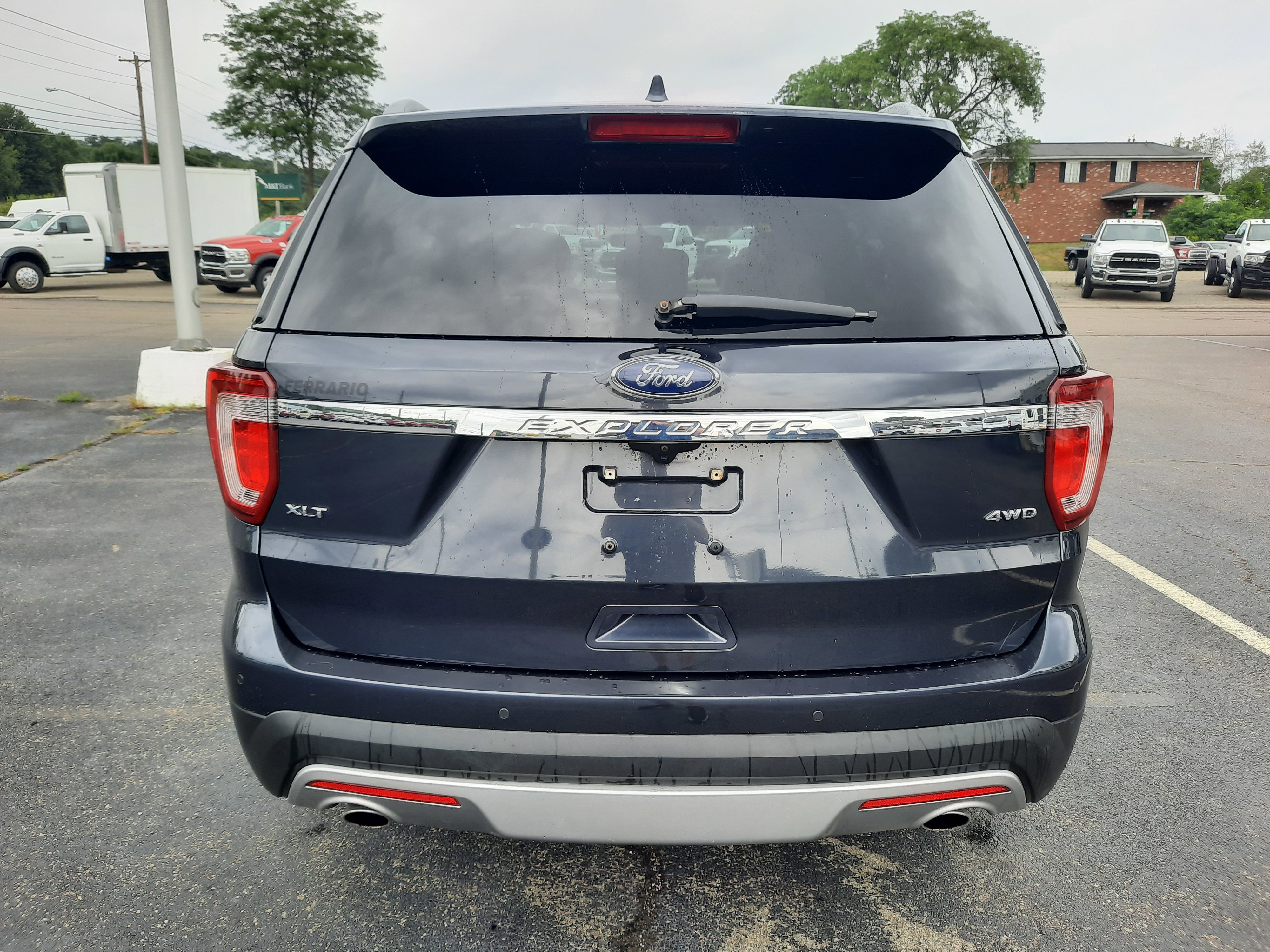 Used 2017 Ford Explorer XLT w/ Equipment Group 202A AWD/4WD image 4