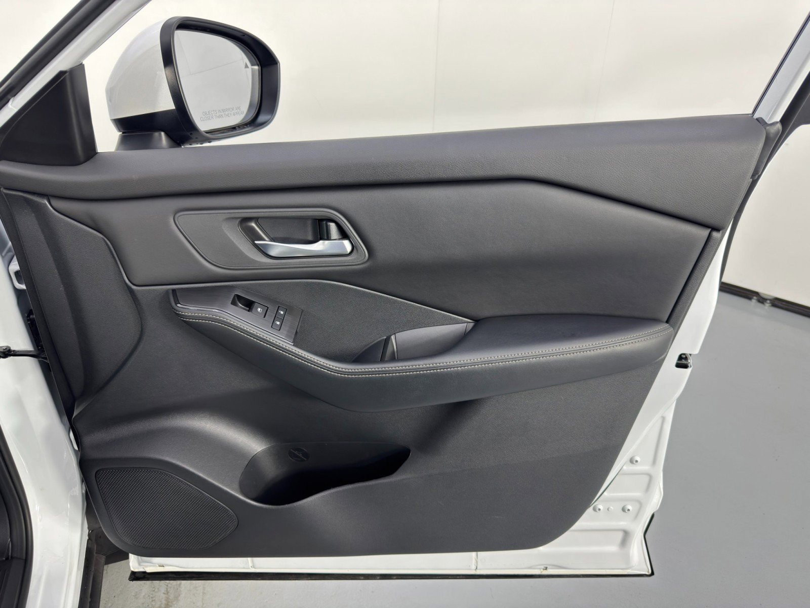 Used 2024 Nissan Rogue SV image 38