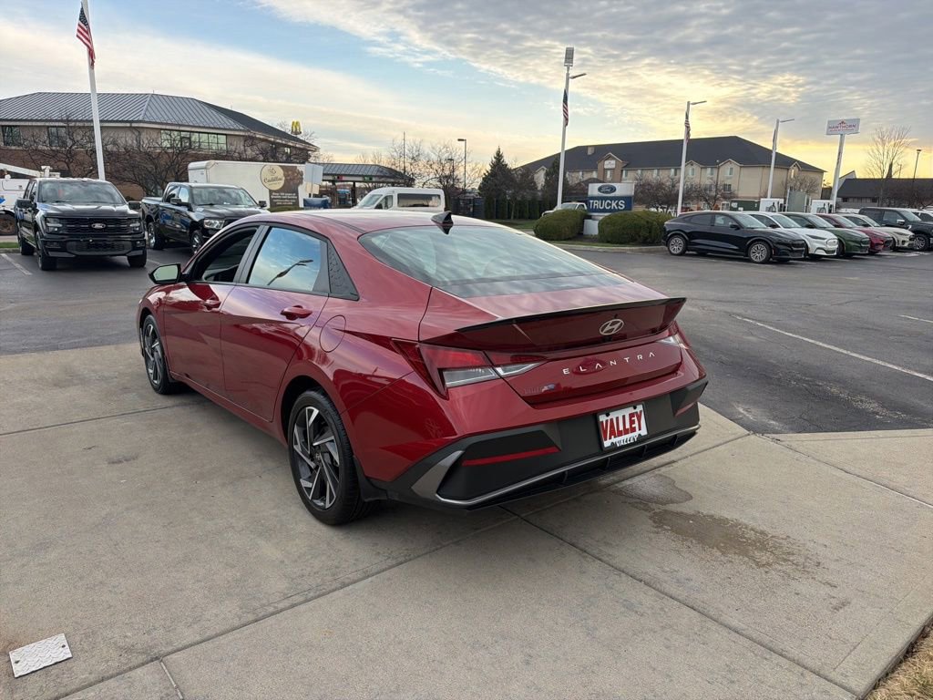 Used 2025 Hyundai Elantra Sport image 12