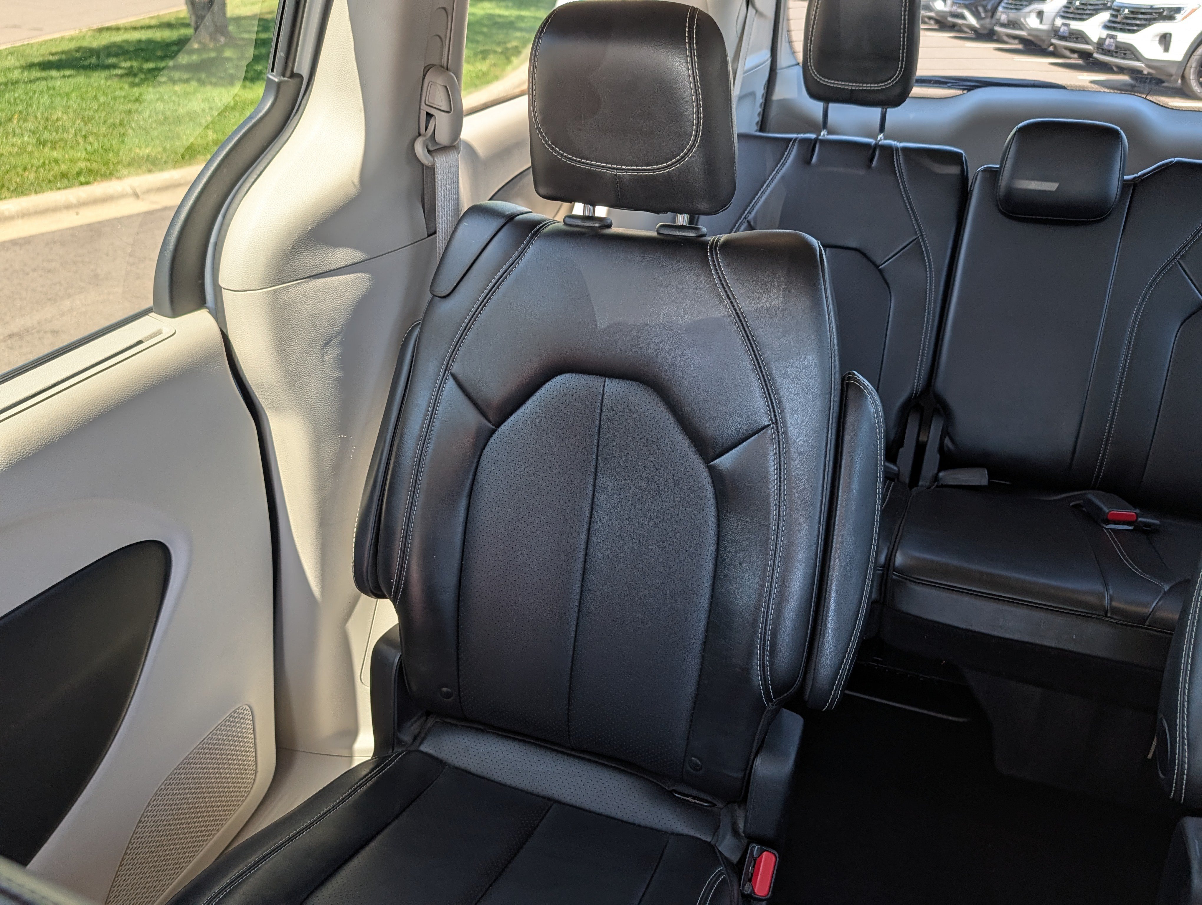 Used 2024 Chrysler Pacifica Touring-L FWD image 12