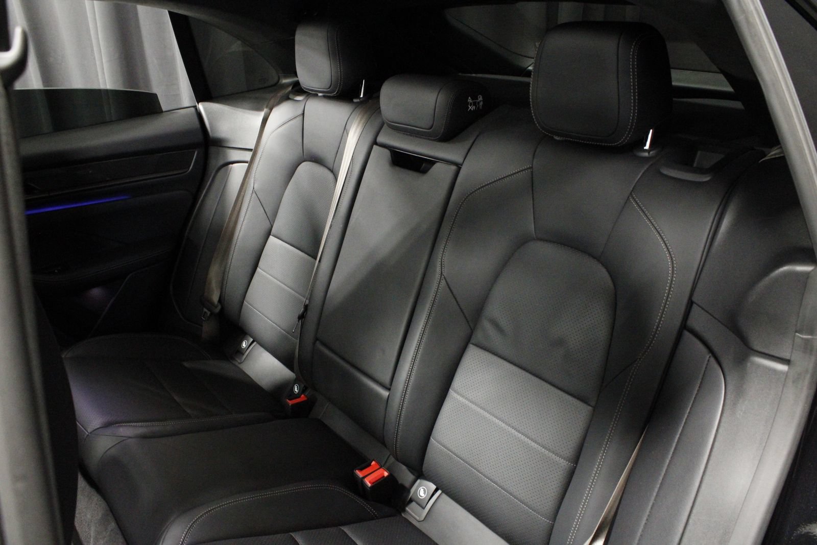 Used 2025 Porsche Macan Turbo Electric AWD/4WD image 22