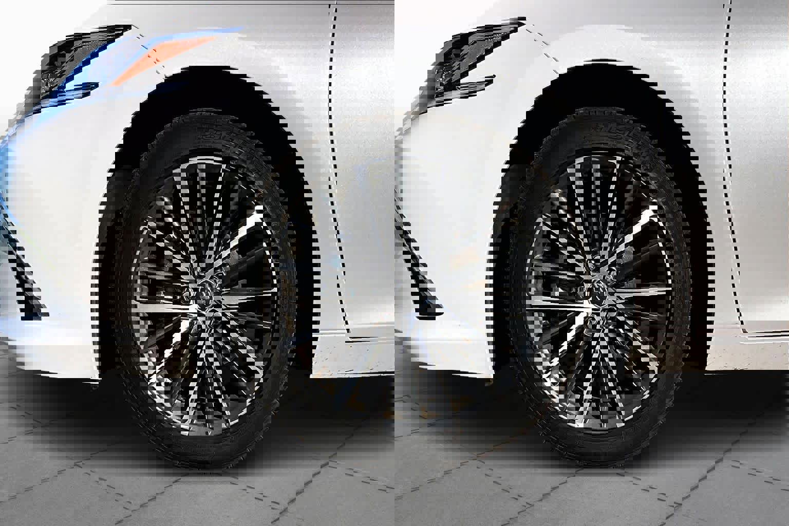 Used 2025 Lexus ES 350 w/ Premium Package image 10