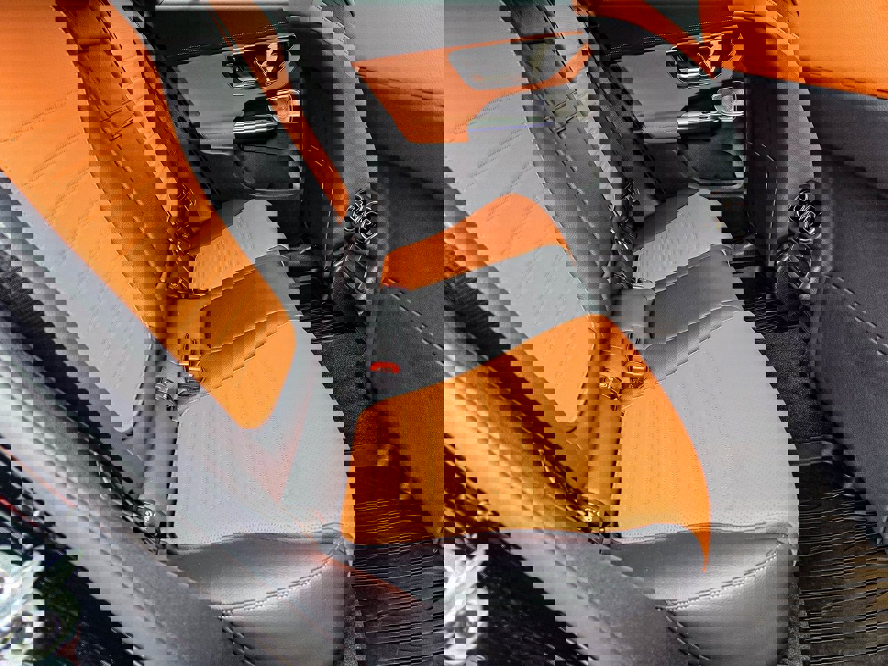 Used 2025 Mercedes-Benz GLC 300 4MATIC image 36