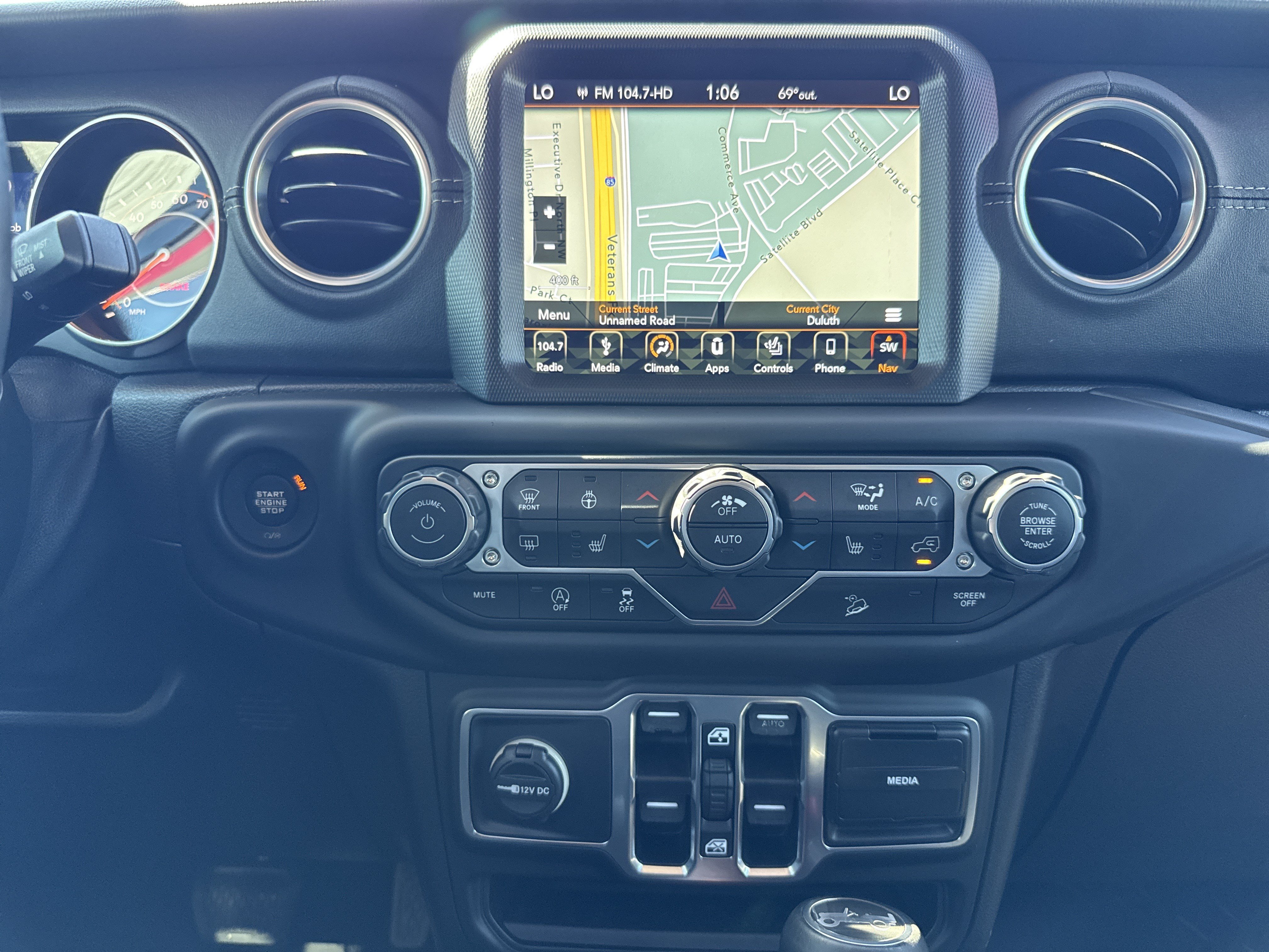 Used 2018 Jeep Wrangler Unlimited Sahara AWD/4WD image 28