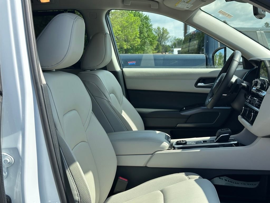 Used 2025 Nissan Pathfinder SL w/ Lighting Package (N92) image 25