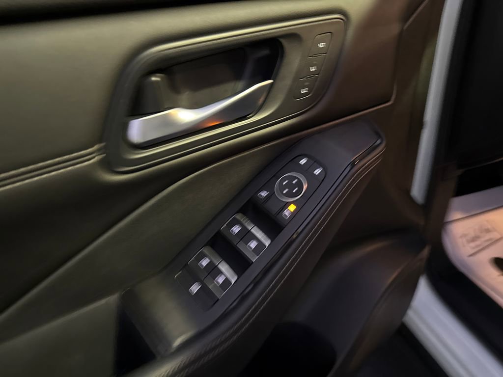 Used 2025 Nissan Rogue SL w/ SL Premium Package image 14