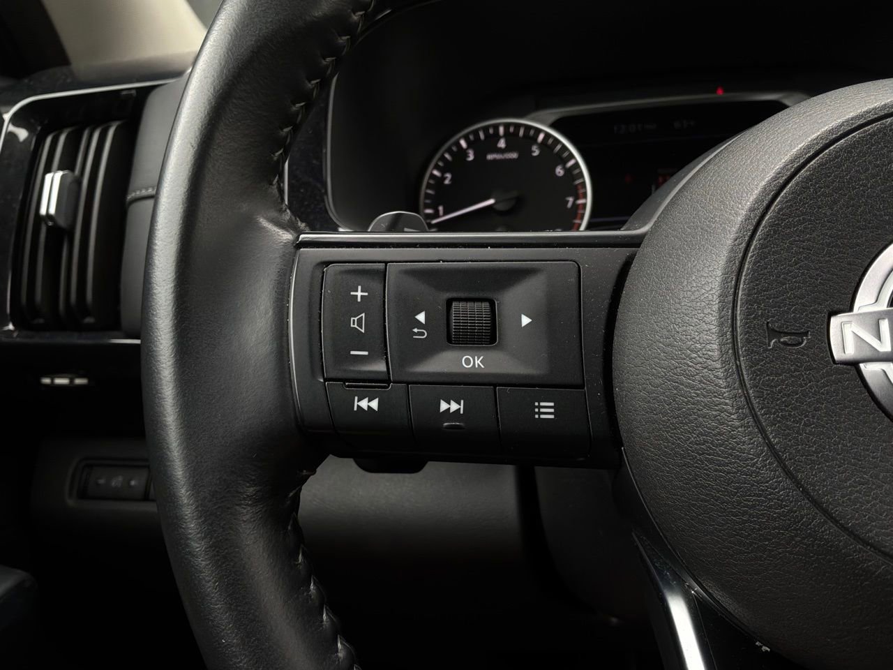 Used 2025 Nissan Pathfinder SV FWD image 35
