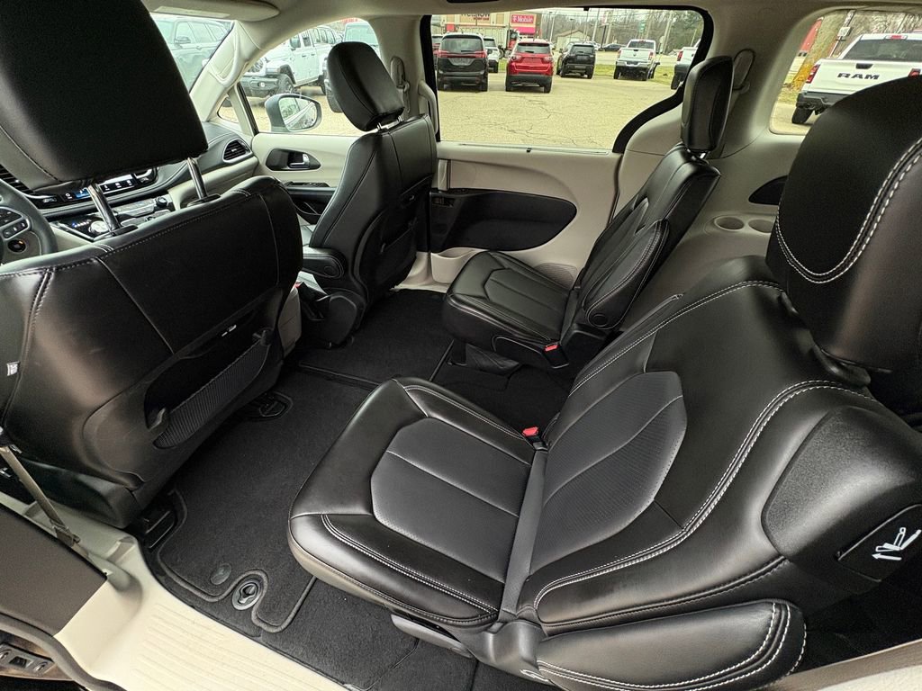 Used 2023 Chrysler Pacifica Touring-L image 28