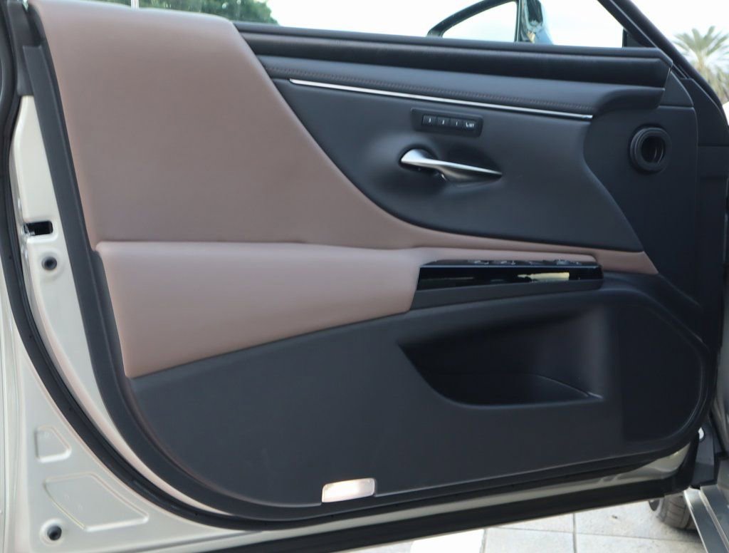 Used 2025 Lexus ES 300h w/ Premium Package FWD image 14