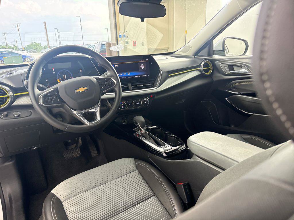 Used 2025 Chevrolet Trax LT w/ Driver Confidence Package FWD image 36