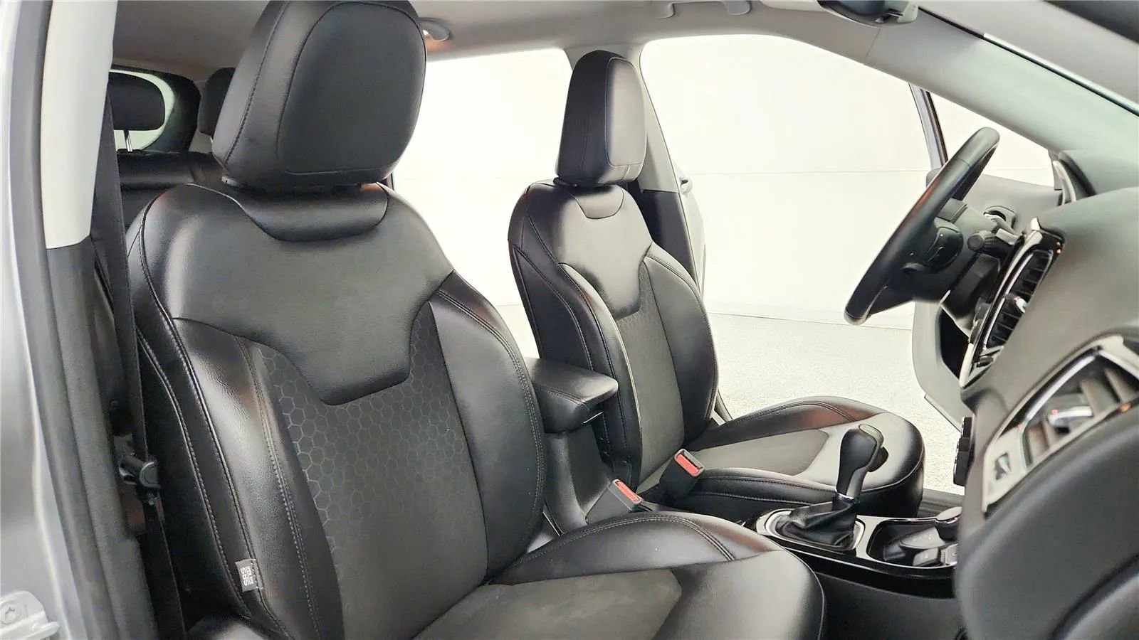 Used 2018 Jeep Compass Latitude AWD/4WD image 36