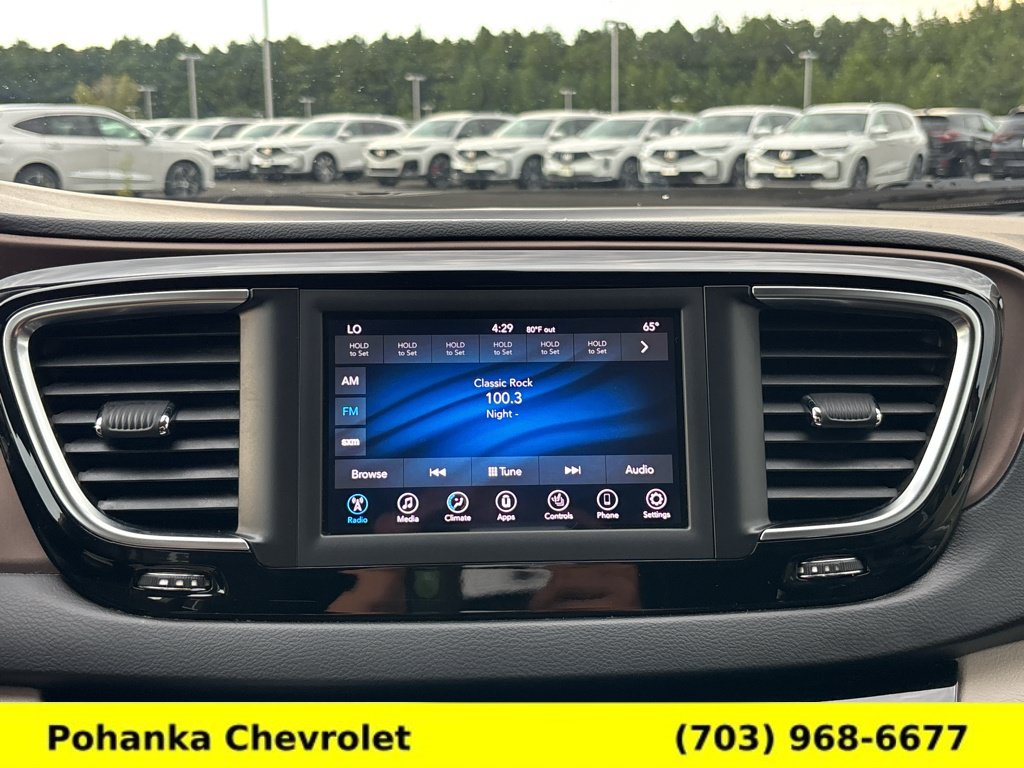 Used 2018 Chrysler Pacifica Touring-L w/ Tire & Wheel Group FWD image 16