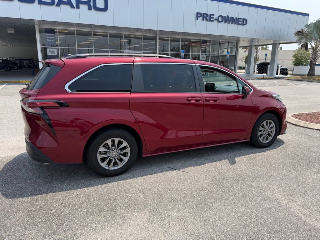Used 2022 Toyota Sienna LE FWD image 3