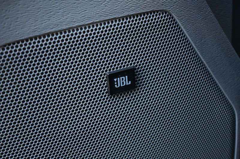 Used 2011 Toyota Sienna XLE w/ Premium Pkg image 17