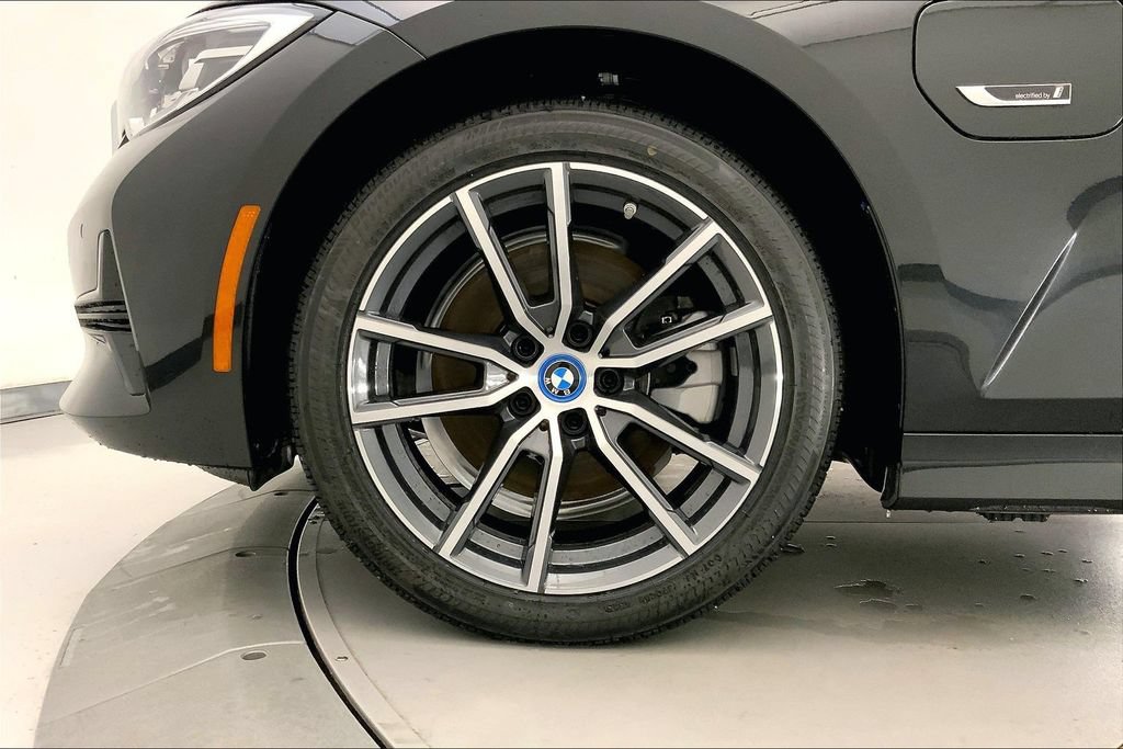 Used 2022 BMW 330e xDrive w/ Premium Package AWD/4WD image 8