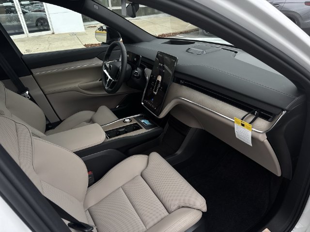 New 2025 Volvo EX90 Plus AWD/4WD image 30