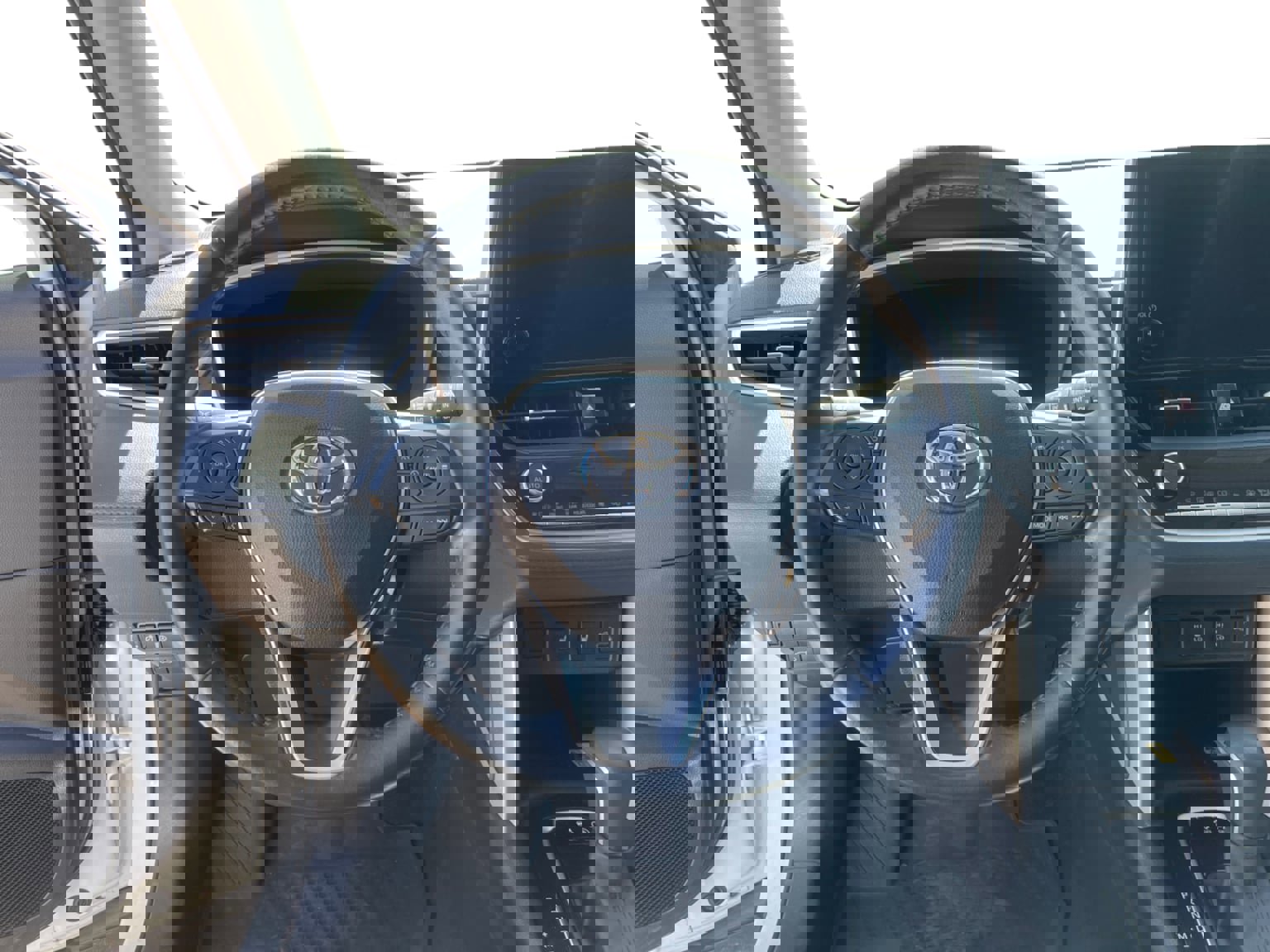 Used 2023 Toyota Corolla Cross XLE w/ Convenience Package FWD image 13