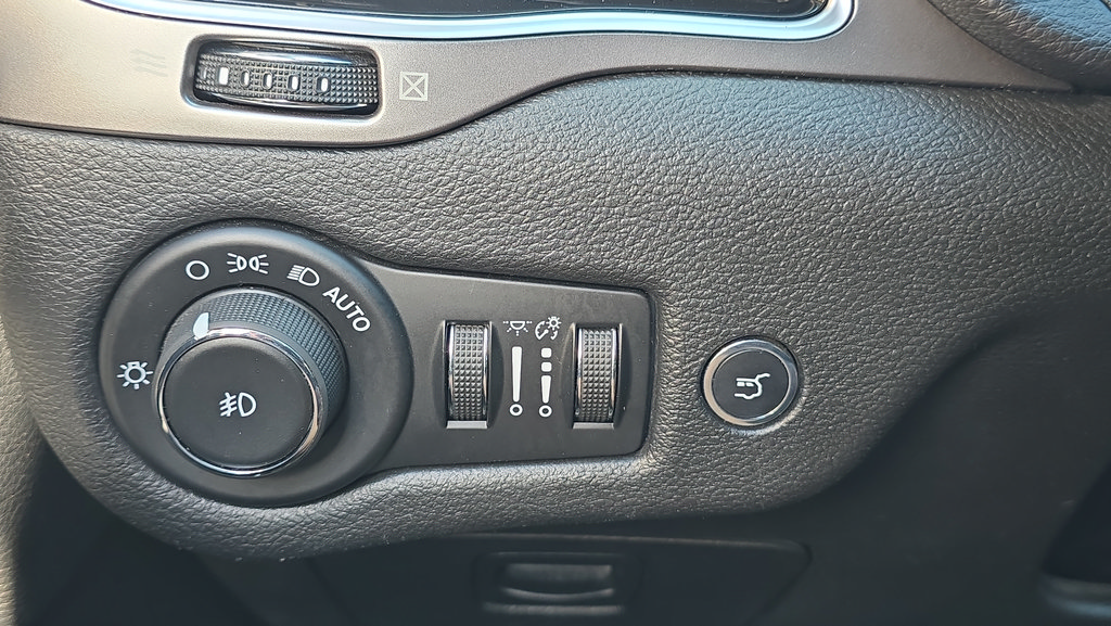 Used 2019 Jeep Cherokee Limited FWD image 26