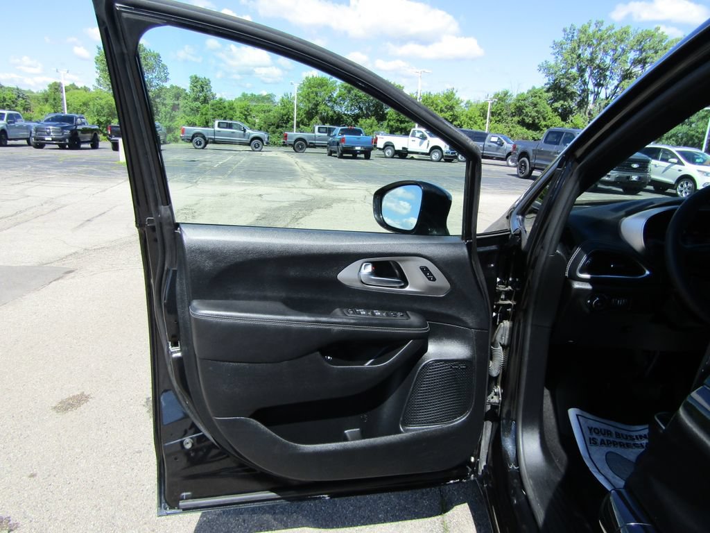 Used 2022 Chrysler Pacifica Limited w/ Uconnect Theater Family Group FWD image 26