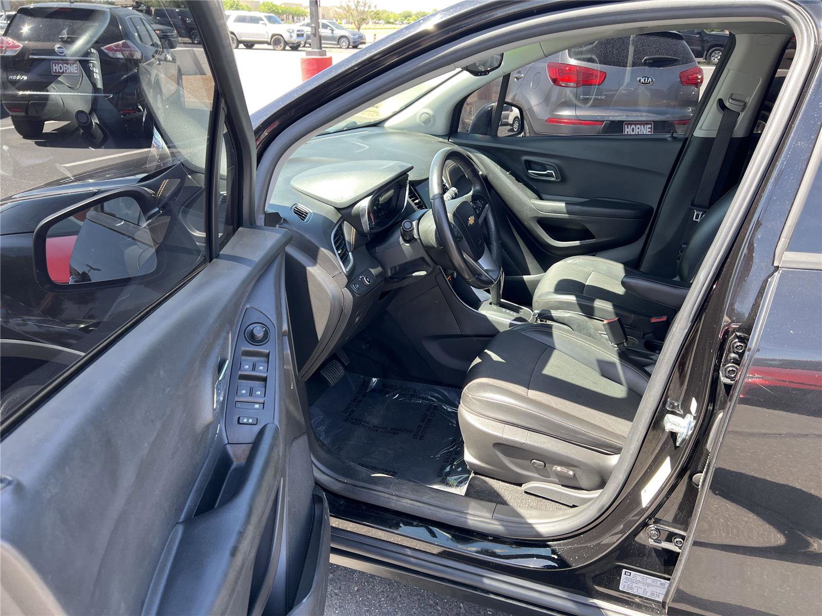 Used 2021 Chevrolet Trax LT w/ Midnight Edition FWD image 9