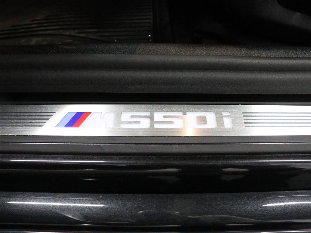 Used 2022 BMW M550i xDrive w/ Executive Package image 13