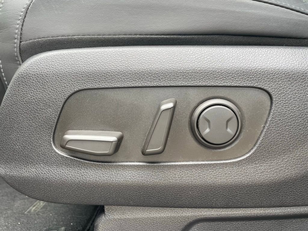 Used 2024 Kia Carnival LX image 11