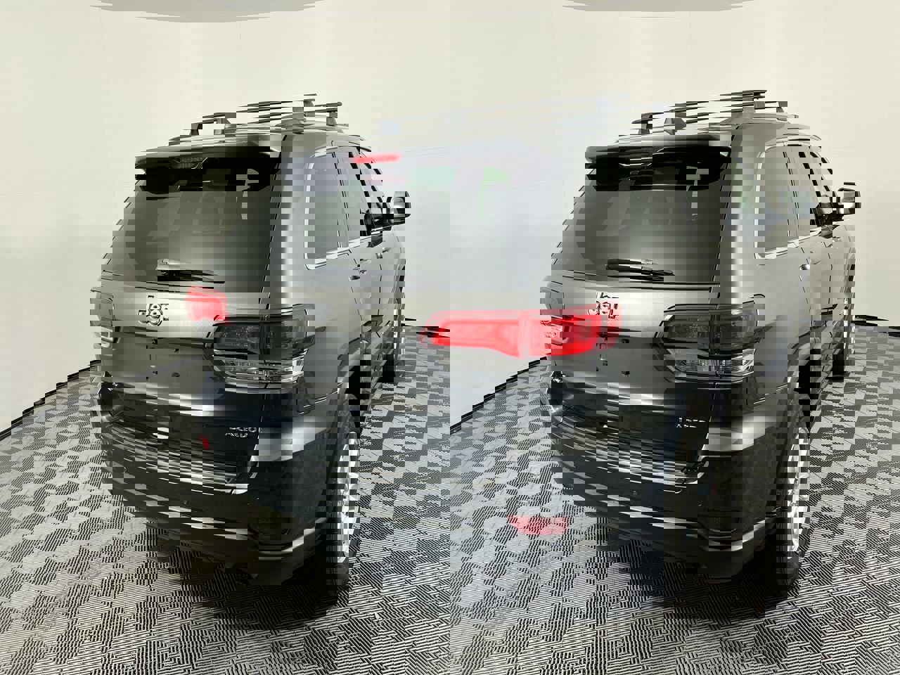 Used 2020 Jeep Grand Cherokee Laredo image 3