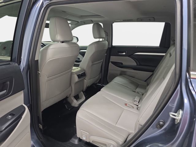 Used 2018 Toyota Highlander XLE AWD/4WD image 12