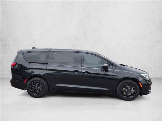 Used 2023 Chrysler Pacifica Limited w/ S Appearance Package FWD image 4
