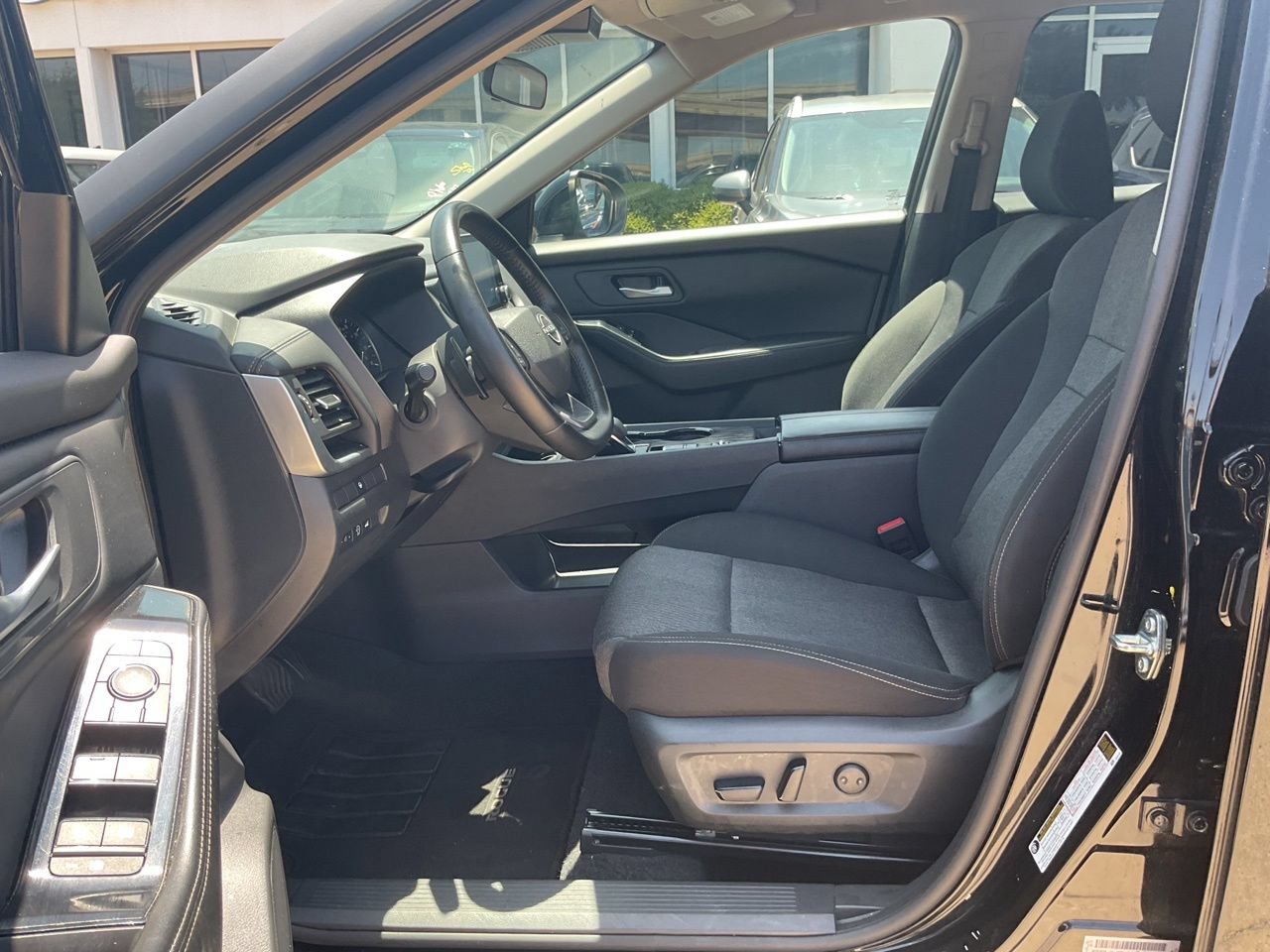 Used 2025 Nissan Rogue SV FWD image 8