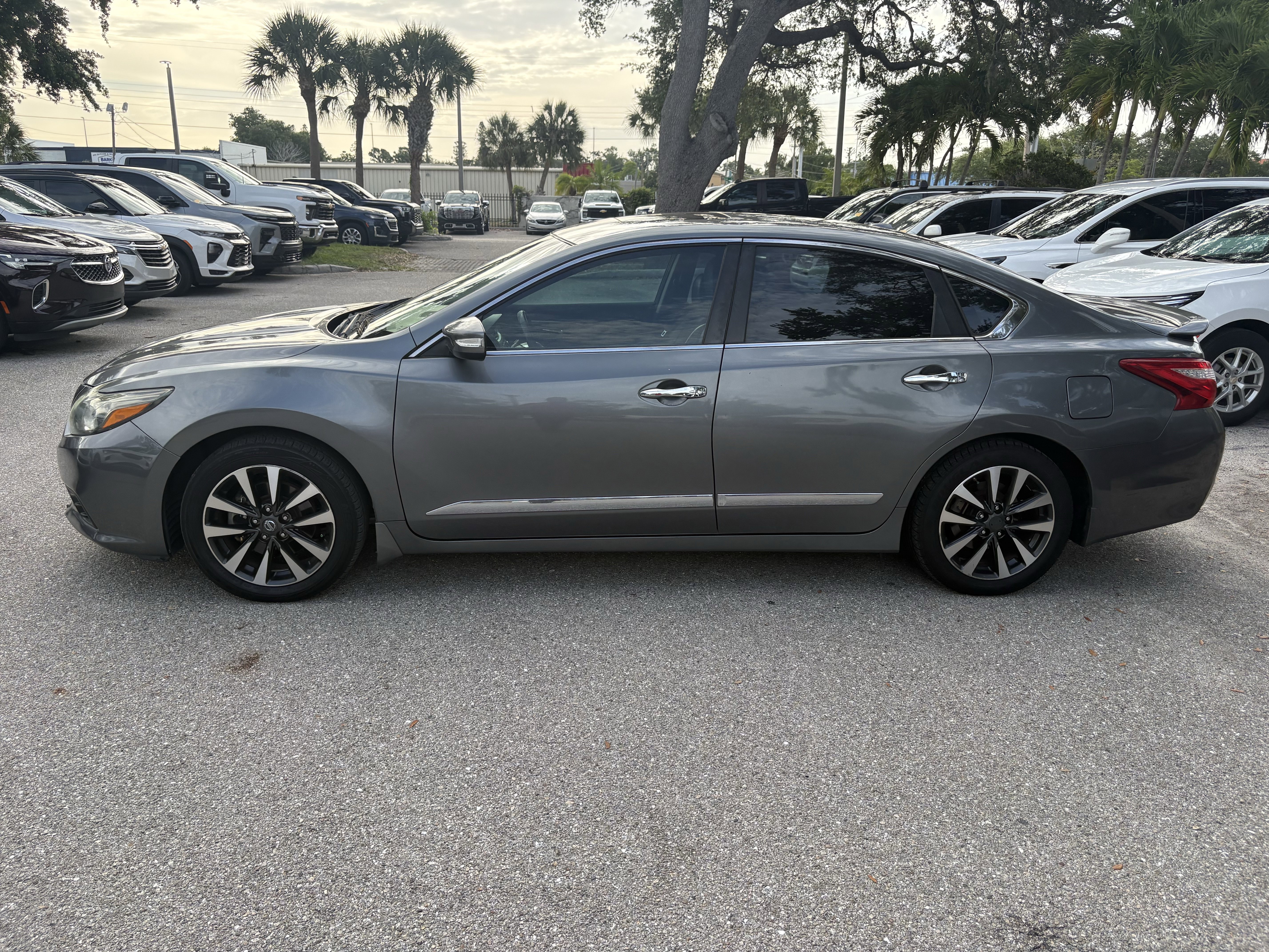 Used 2016 Nissan Altima 2.5 SL w/ 2.5 Technology w/LED Package FWD image 5