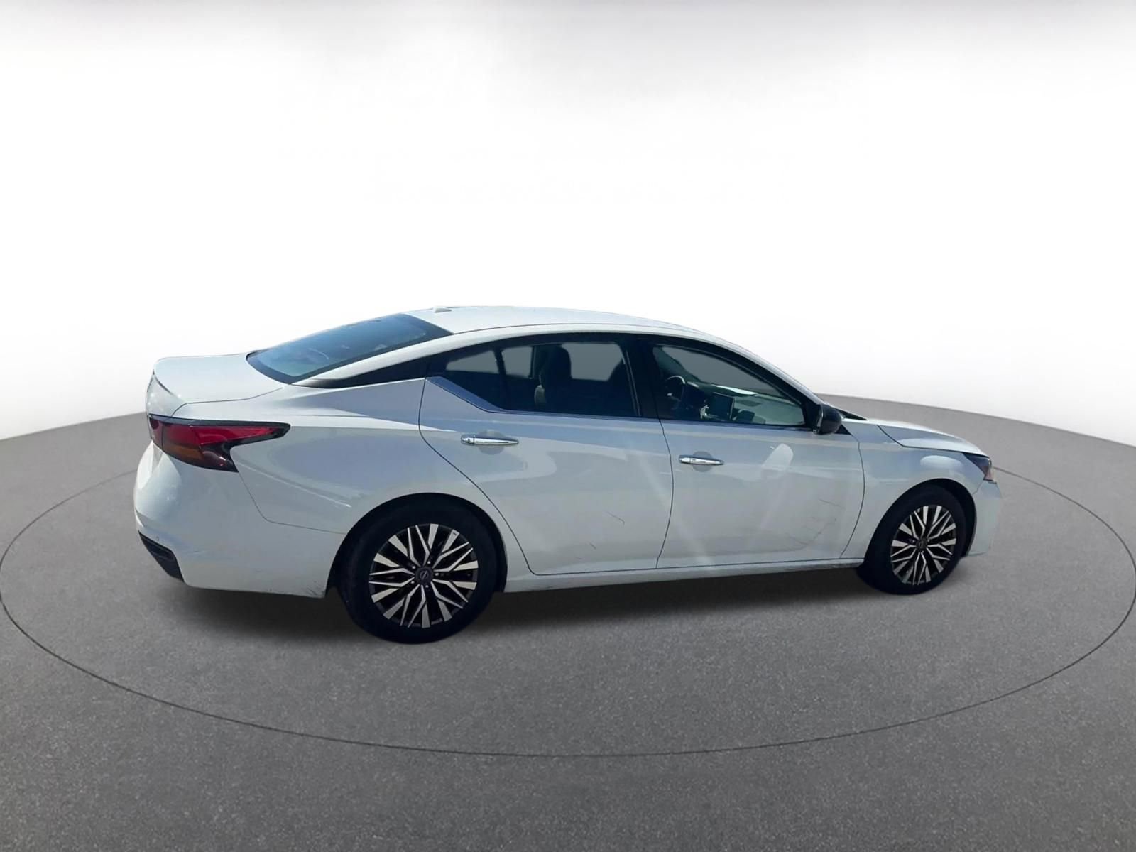 Used 2025 Nissan Altima 2.5 SV FWD image 15